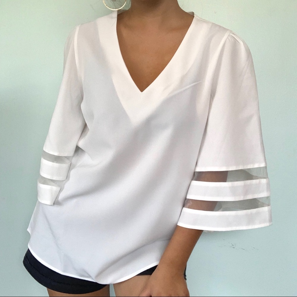 ✨ADORABLE DRESSY WHITE MODERN BLOUSE✨